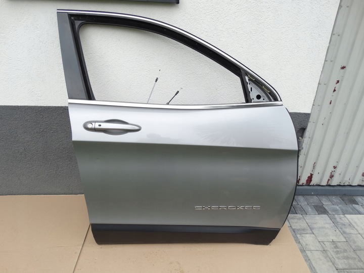 WhatsApp Image 2025-12-05 at 9.44.42 PM Doors for a Jeep Cherokee (KL) model. Compatible with model years approximately 2014-2020. - Image 1
